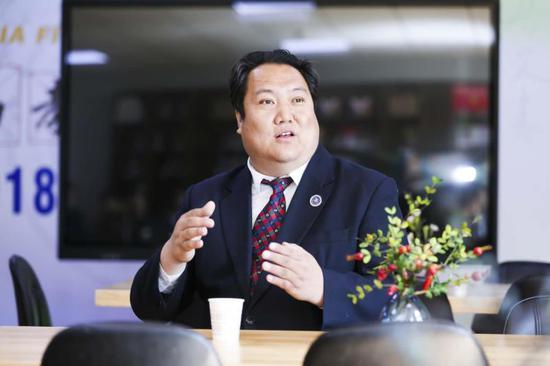 新府学外国语学校创始人卢振虎