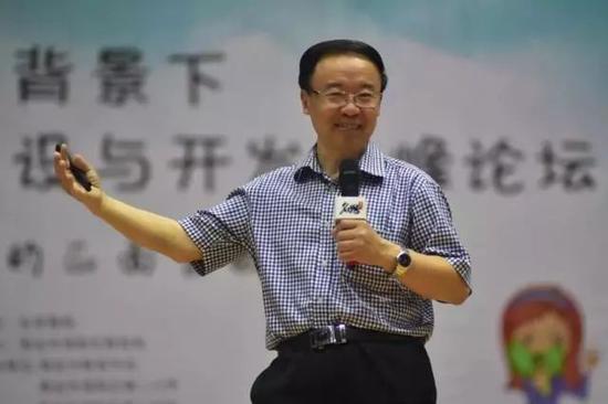 李镇西,新教育研究院院长,成都市武侯实验中学原校长