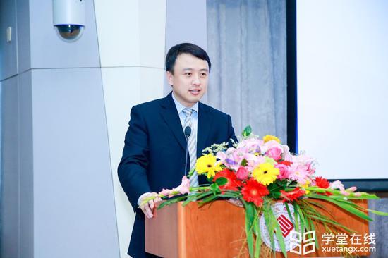 教育部在线教育研究中心副主任、清华大学在线教育办公室主任于世洁发表演讲