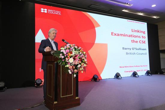 英国文化教育协会测评研究与发展总监Barry O’Sullivan在“新方向”研讨会华南专场(广州)介绍量表与雅思普思对接研究