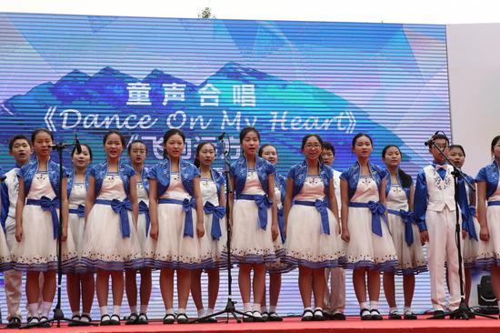 童声合唱团演唱《Dance On My Heart》