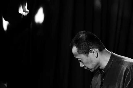 中国古代哲学里有句话特别感动我,“大音希声”,翻译成英文就是The greatest song can be heard only in silence,即最宏伟的声音只能在寂静中被感悟到,这也是我们为什么要听雪的原因。
