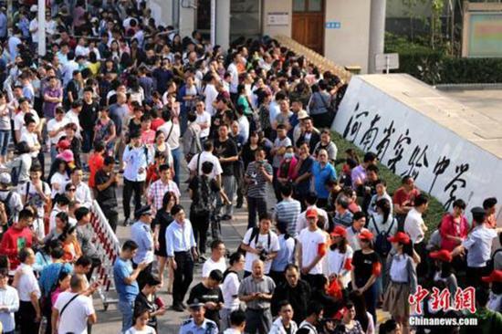 2017年6月7日,河南郑州,全国高考河南省实验中学考点,参加高考的考生和家长们。 中新社记者 王中举 资料图