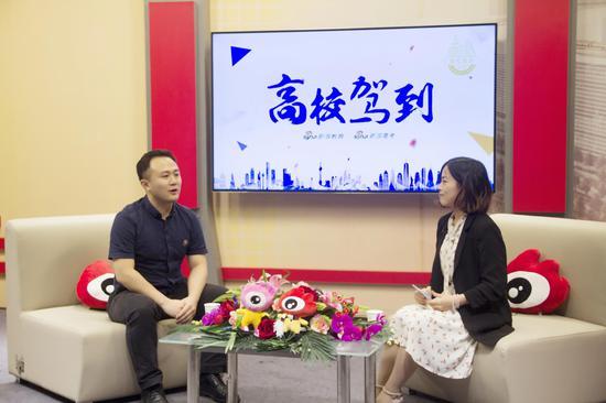 北京理工大学招办副主任那奇(左)