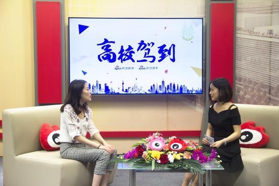 中国科学院大学招办本科招生主管尹伊(左)