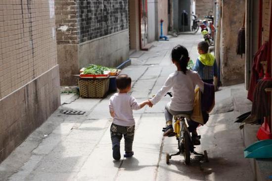 新桥村居住着很多外来人口,周末,孩子们在巷子里穿梭。