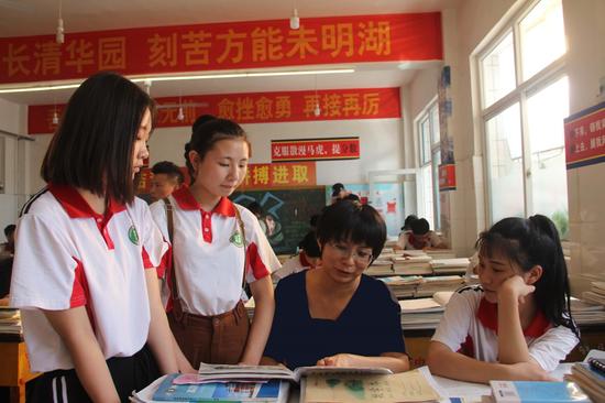 郭现蕊课间替孩子们解答难题