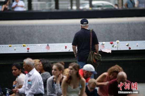 资料图:911纪念公园里的民众。中新社记者 廖攀 摄