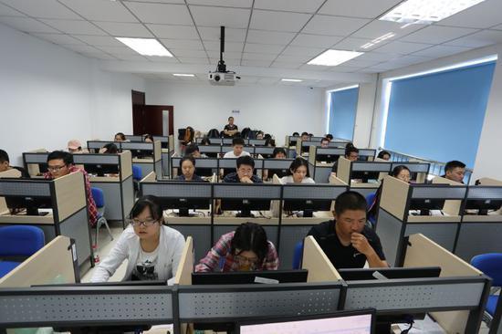 图为9月22日,参加2018年国家统一法律职业资格考试的考生在北京市西城区经济科技大学考场认真答题。