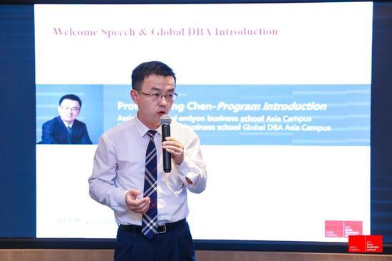 法国里昂商学院亚洲校区助理校长、Global DBA亚洲项目主任陈峻松教授进行项目介绍