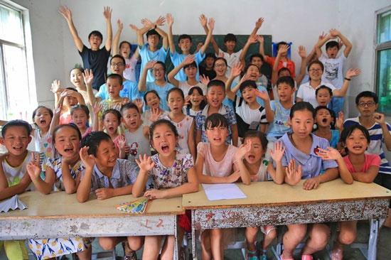 河南南召大沟村小学,学生们跟支教志愿者在一起。
