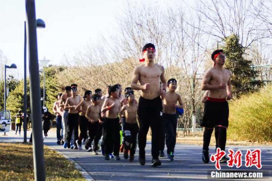 资料图:“赤膊跑”队伍由老师带队,孩子居中,陪跑的家长们则在队列末尾,将孩子的一举一动尽收眼底。 主办方供图