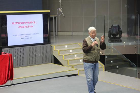 “希望中国”青少年英语教育戏剧研究院院长、教育部《英语课程标准(2011年版)》专家研制组核心成员李静纯