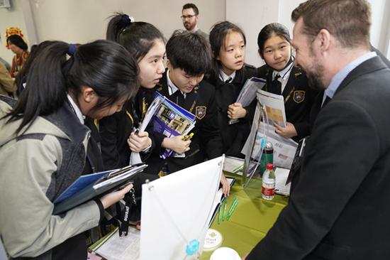 法拉古特学生与招生官进行交流