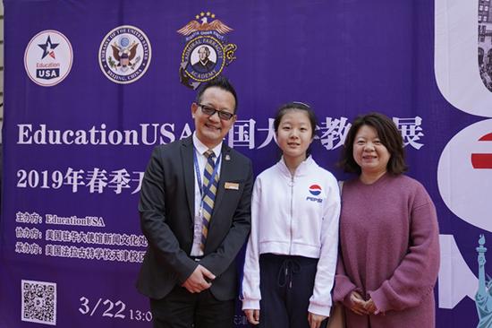 法拉古特校长张桂元与来参加展会的同学与家长合影