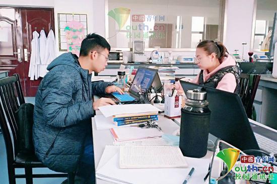 图为刘鹏飞与马文静在学习。受访者供图