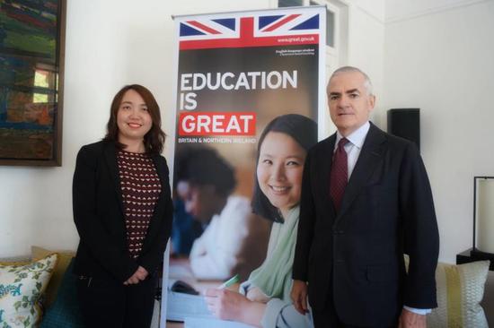 英国驻华贸易使节彭雅贤(右)英国国际贸易部教育技能司主任刘静(左)接受新浪教育专访