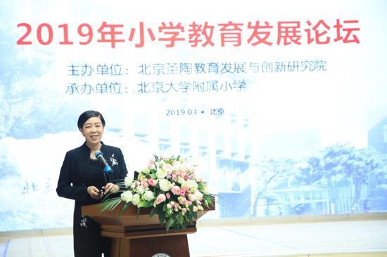 黑龙江省哈尔滨市哈尔宾新区师范附属小学校长石瑾娜作《“七彩阳光,天天向上”哈尔滨新区师范附小课程开发与实践》主旨报告