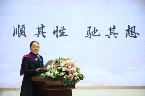 北京大学附属小学校长尹超进行《顺其性,驰其想——北大附小课程育人的生命隐喻的主旨报告