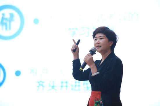 杭州市崇文集团校长禹国娣作《“新班级教育”课程的时空重构》主旨报告