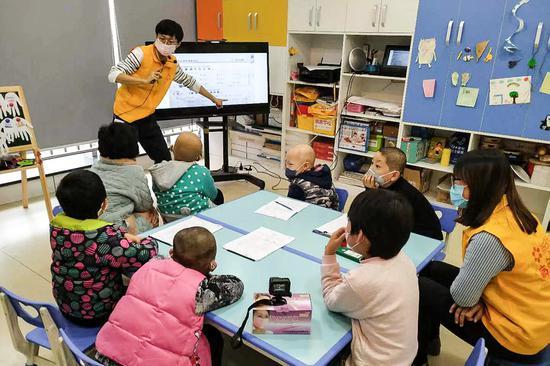 学而思西安分校老师顾文斌在给当地病房学校的孩子们上数学课。自去年国庆节开始,他每周都去病房学校给孩子们免费上一个半小时的课。他表示,只要时间允许,他会一直坚持下去。