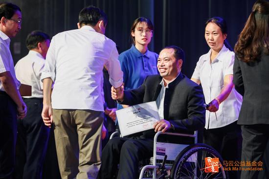 图说:结业典礼上马云与余国安握手