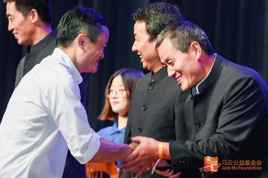 图说:结业典礼现场,马云和所有结业老师一一握手