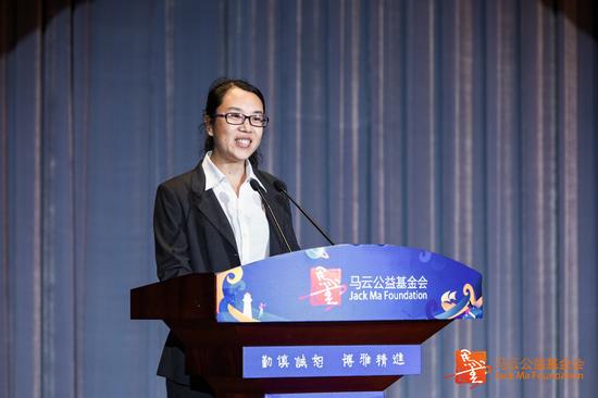 图说:2017届乡村教师结业典礼上李素怀作为教师代表发言