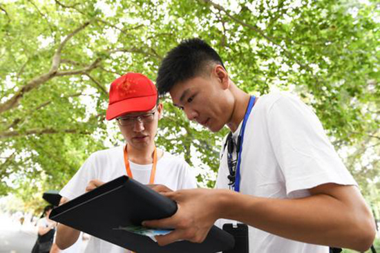 中国科学技术大学东校区,志愿者在解答新生(右)的问题。新华社供图