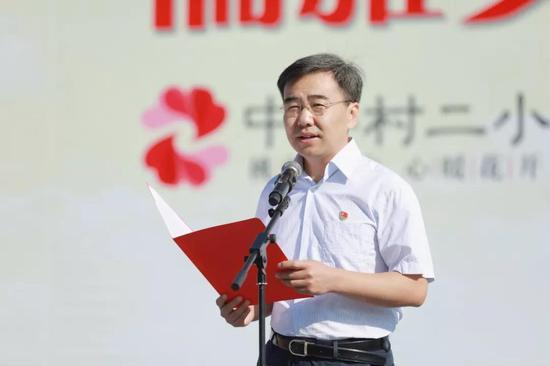 杨刚校长在开学典礼上致辞