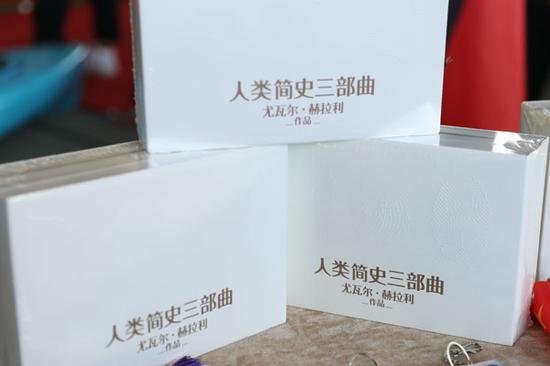 三亚学院为新生赠送三本书