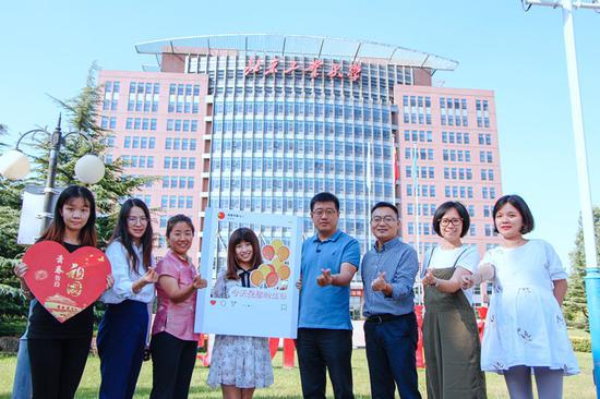 北京工业大学师生——为祖国“比心”(陈昱同/摄)