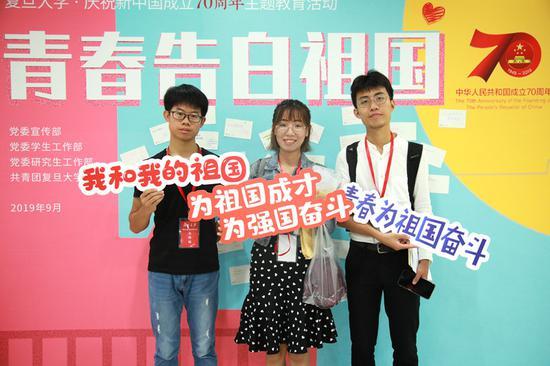复旦大学青年学生用明信片向祖国告白(王雨薇/摄)