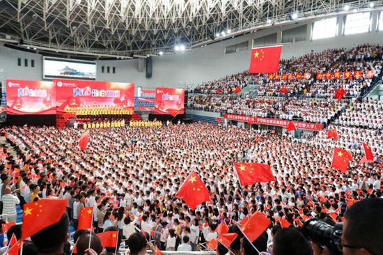 7000余名中国石油大学(华东)师生唱响赞歌(孙萌/摄)