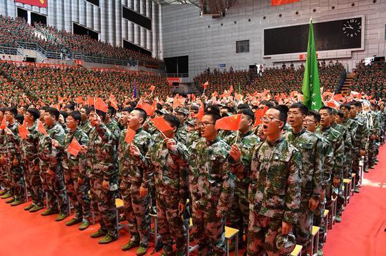 东北林业大学新生齐声告白“伟大祖国,我为你骄傲!”(王乙/摄)