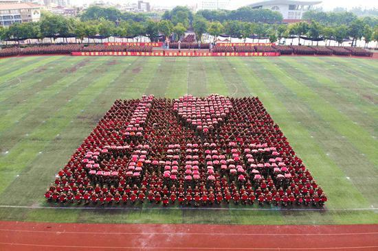 “00后”厦门大学嘉庚学院学子激情表白“我爱你中国” (刘明昊、林汇鑫/摄)
