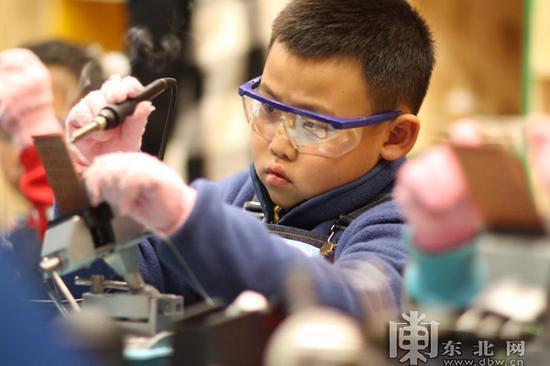 正在做实验的孩子