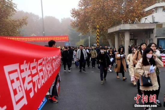 资料图: 考生走出考场 中新社记者 王中举 摄