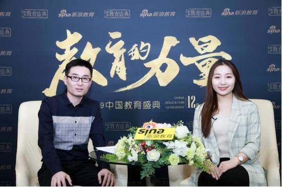 三乐教育创始人、董事长王凯滨(左)