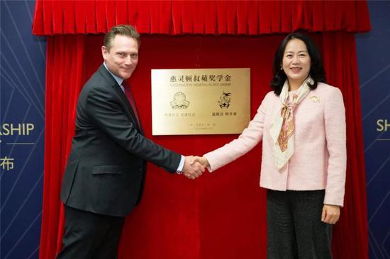 天津惠灵顿学校叔蘋奖学金揭牌仪式 天津惠灵顿学校校长Julian Jeffrey先生、惠灵顿(中国)创始人、理事长乔英女士