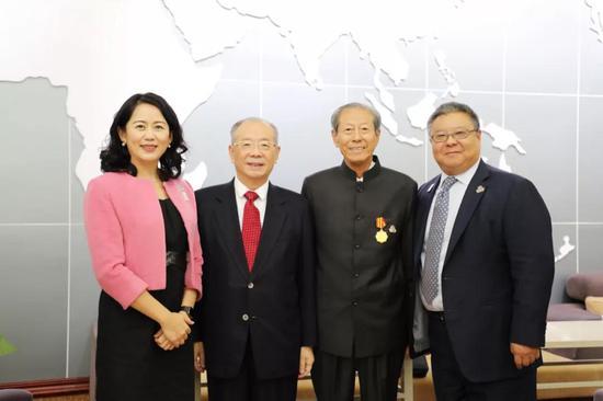 左起:惠灵顿(中国创始人)、理事长乔英女士、上海市教育发展基金会王荣华理事长、叔蘋奖学金管理委员会主席顾家麒先生、叔蘋奖学金管理委员会副主席顾伟诚先生