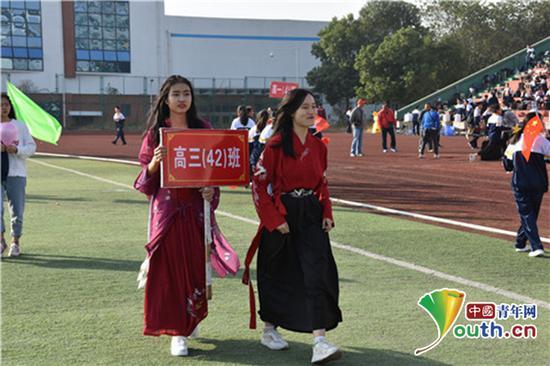 图为运动会上身着汉服的同学。图源校官网