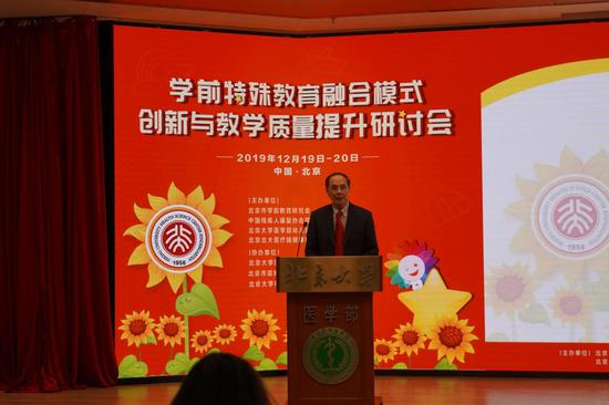 图为:中国科学院院士、北京大学神经科学研究所所长韩济生