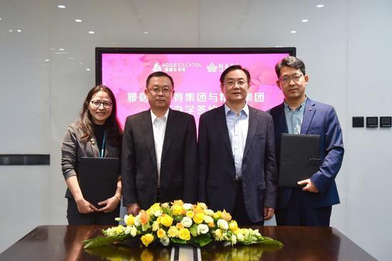 图:卓雅教育集团与河北精英教育集团战略合作签约仪式