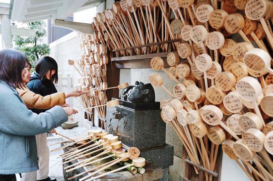 考生和家人在神灶祈福(朝日新闻)