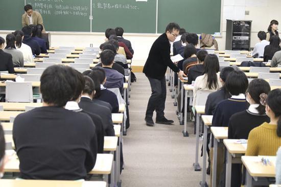 在三重大学考试的学生(伊势新闻)