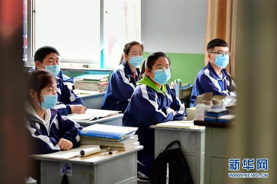 李彦昀(右二)在山西省静乐县第一中学316班听返校后的第一课(3月25日摄)。 新华社记者 曹阳 摄