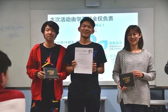 数学计算器竞赛夺冠小组合影