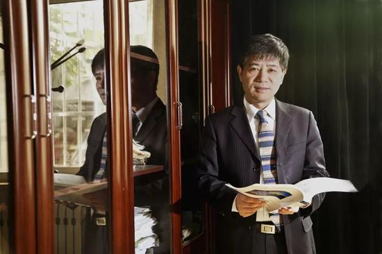 刘煜炎校长,剑桥大学物理化学博士,曾获英国企业联合会94-95年度青年科学家奖,英国皇家学会、牛顿基金会、世界癌症基金会科研项目负责人,1996年应中科院“百人计划”邀请回国,后转投民办教育。