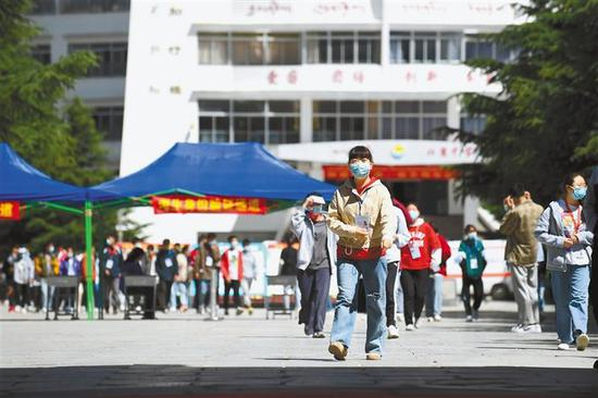 配图:7月7日高考首日,第一场考试结束,拉萨中学考点的考生走出考场。